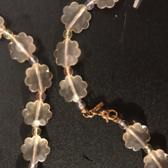 Vintage-style necklace featuring harmonious blend of clear pink and clear yellow - Picture 3 of 3